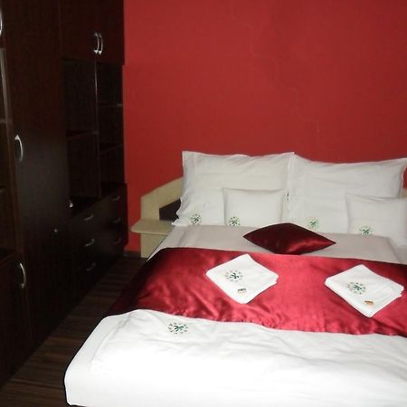Hotel Palma Ньирбатор Экстерьер фото