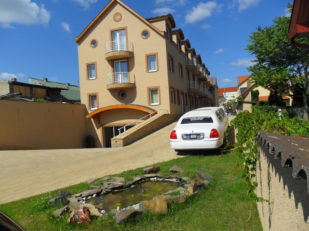 Hotel Palma Ньирбатор Экстерьер фото
