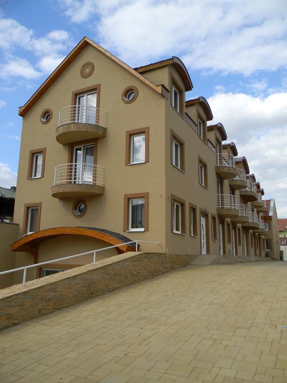 Hotel Palma Ньирбатор Экстерьер фото